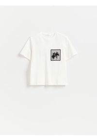 Reserved - T-shirt z ozdobną kieszonką - biały. Kolor: biały. Materiał: bawełna #1