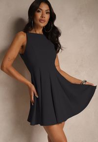 Renee - Czarna Sukienka z Wiskozą o Rozkloszowanym Kroju Miliviela. Okazja: na co dzień. Kolor: czarny. Materiał: wiskoza. Typ sukienki: proste, rozkloszowane. Styl: elegancki, casual