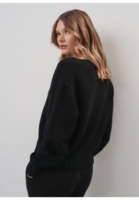 Ochnik - Luźny czarny sweter damski z cekinami. Kolor: czarny. Materiał: akryl. Wzór: aplikacja