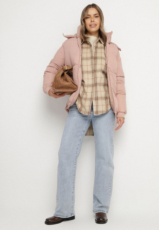 Born2be - Różowa Pudełkowa Kurtka Pikowana z Kapturem Anena. Okazja: na co dzień. Typ kołnierza: kaptur. Kolor: różowy. Materiał: jeans. Styl: elegancki, casual, klasyczny