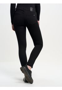 Big-Star - Spodnie jeans damskie zwężane czarne Adela 915. Okazja: do domu. Kolor: czarny. Długość: długie #4