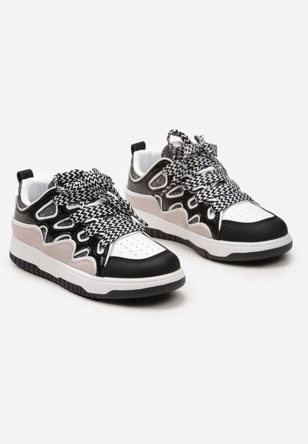 Renee - Czarne Sneakersy z Metalicznym Błyskiem i Podwójnym Sznurowaniem Piniara. Kolor: czarny. Obcas: na obcasie. Wysokość obcasa: niski