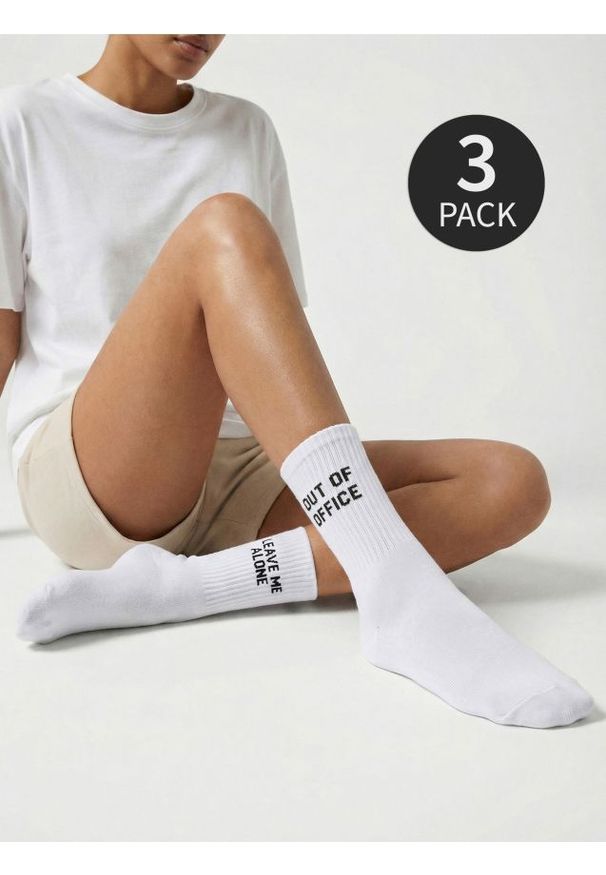 Sinsay - Długie skarpetki z napisami 3 pack - biały. Kolor: biały. Wzór: napisy
