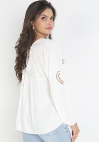 Born2be - Biała Wiskozowa Bluzka z Ażurowymi Zdobieniami i Wiązaniem na Plecach Mapiya. Kolor: biały. Materiał: wiskoza. Wzór: ażurowy, aplikacja #4