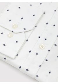 Pako Lorente - PAKO LORENTE – Biała koszula męska w granatowy drobny print. Typ kołnierza: kołnierzyk klasyczny. Kolor: biały, niebieski, wielokolorowy. Materiał: bawełna, elastan. Długość rękawa: długi rękaw. Długość: długie. Wzór: nadruk. Styl: klasyczny #2