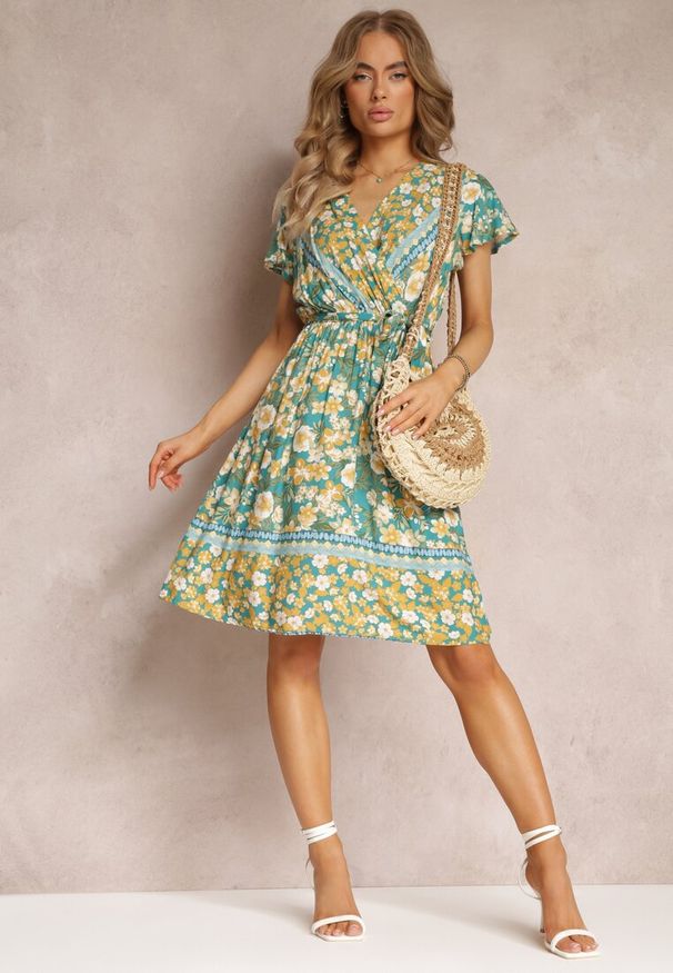 Renee - Jasnozielona Rozkloszowana Sukienka z Wiskozy i Kopertowym Dekoltem Violia. Kolor: zielony. Materiał: wiskoza. Typ sukienki: kopertowe