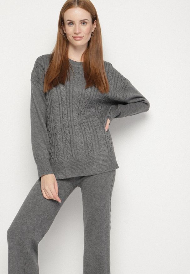Born2be - Ciemnoszary Komplet Dzianinowy z Bawełną i Wełną Spodnie i Warkoczowy Sweter Errela. Kolor: szary. Materiał: bawełna, dzianina, wełna
