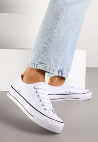Born2be - Biało-Czarne Trampki Vices na Grubszej Podeszwie pod Kostkę Tilomea. Okazja: na co dzień. Zapięcie: sznurówki. Kolor: biały. Materiał: jeans. Styl: casual