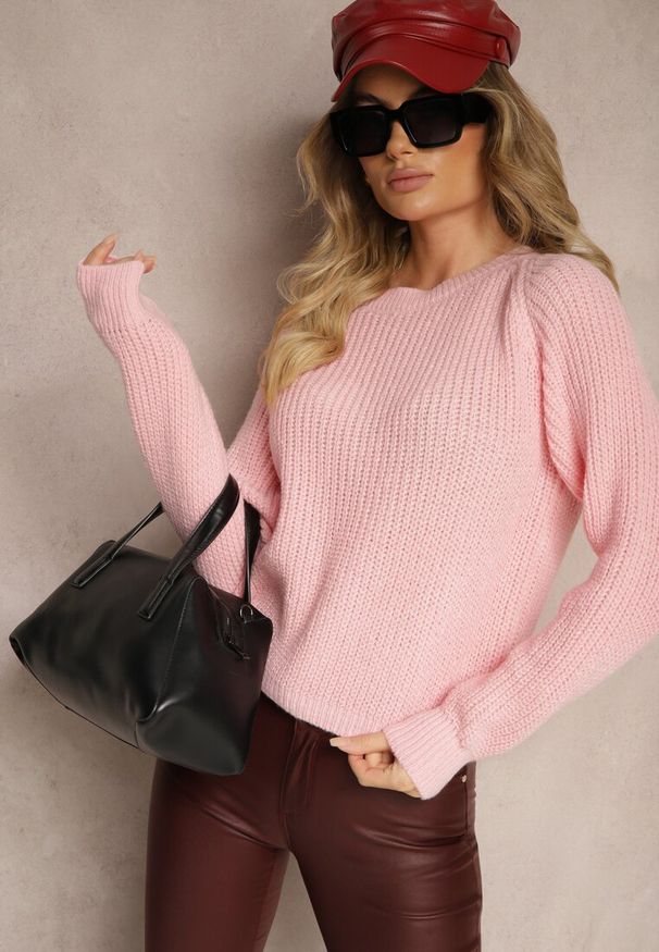 Renee - Jasnoróżowy Krótki Sweter o Klasycznym Kroju Zinrethia. Okazja: na co dzień. Kolor: różowy. Materiał: bawełna, jeans. Długość rękawa: długi rękaw. Długość: krótkie. Styl: klasyczny