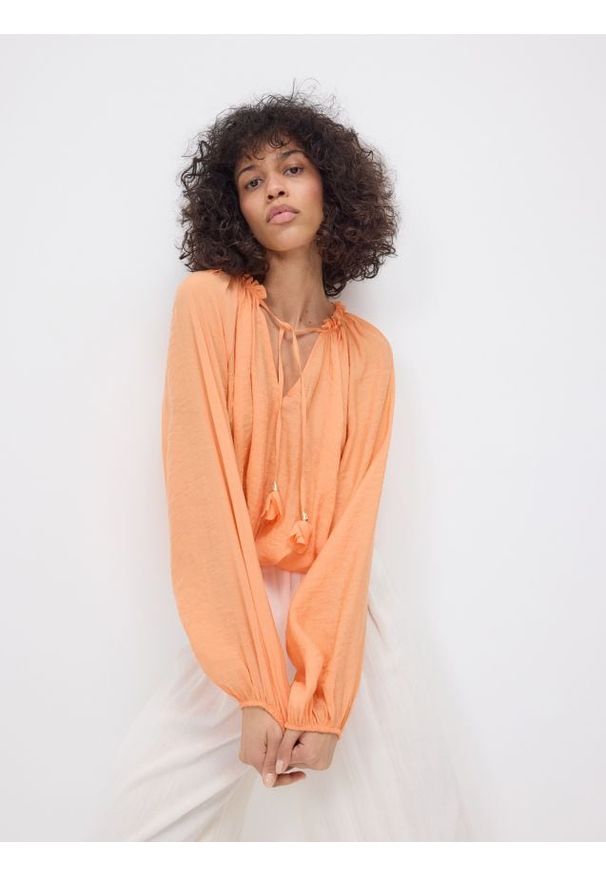 Reserved - Bluzka o kroju oversize - koralowy. Kolor: pomarańczowy. Materiał: tkanina