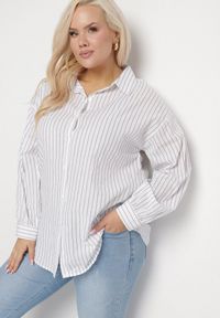 Born2be - Biała Koszula w Drobne Paseczki o Klasycznym Kroju z Podpinanymi Rękawami Ilerra. Okazja: na co dzień. Kolekcja: plus size. Kolor: biały. Materiał: bawełna, jeans, materiał. Długość rękawa: długi rękaw. Długość: długie. Wzór: aplikacja. Styl: klasyczny