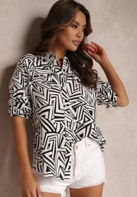 Renee - Biało-Czarna Koszula z Wiskozy w Geometryczny Print Jacelyn. Okazja: na co dzień. Typ kołnierza: kołnierzyk klasyczny, dekolt w serek. Kolor: biały. Materiał: wiskoza. Wzór: geometria, nadruk. Styl: klasyczny, casual, elegancki