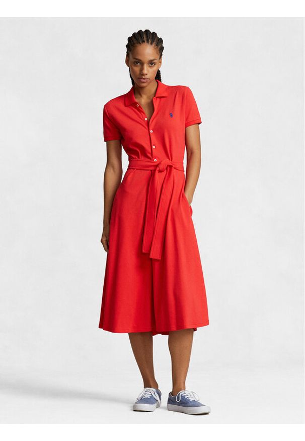 Polo Ralph Lauren Sukienka koszulowa Btn Polo Drs 211913304002 Czerwony Regular Fit. Typ kołnierza: polo. Kolor: czerwony. Materiał: bawełna. Typ sukienki: koszulowe