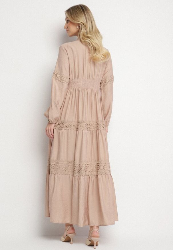 Born2be - Ciemnobeżowa Rozkloszowana Sukienka z Wiskozy Zdobiona Koronką Gonireth. Okazja: na spacer, na co dzień. Typ kołnierza: dekolt w kształcie V. Kolor: beżowy. Materiał: wiskoza, koronka. Długość rękawa: długi rękaw. Wzór: aplikacja, koronka. Styl: elegancki, casual, klasyczny