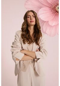 MOODO - Marynarka z rękawami 3/4 beżowa. Kolor: beżowy. Materiał: elastan, poliester #1