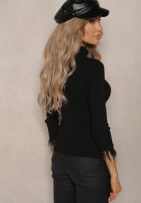 Renee - Czarny Golf z Prążkowanego Materiału z Wiskozą Zdobiony Wstawkami z Piór Ittania. Typ kołnierza: golf. Kolor: czarny. Materiał: wiskoza, materiał, prążkowany. Wzór: aplikacja. Sezon: zima