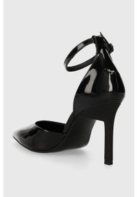 Calvin Klein szpilki skórzane GEO STIL PUMP W ANKL STRP 90-PAT kolor czarny HW0HW01826. Zapięcie: klamry. Kolor: czarny. Materiał: skóra. Obcas: na szpilce. Wysokość obcasa: średni #5