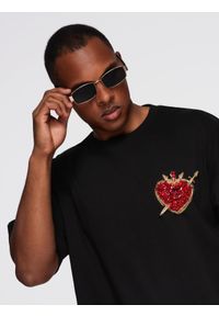 Ombre Clothing - Bawełniana męska koszulka z biżuteryjną aplikacją na klatce piersiowej - czarna V1 - Rozmiar: L. Kolor: czarny. Materiał: bawełna. Wzór: aplikacja