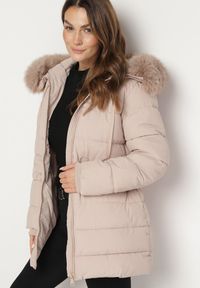 Born2be - Beżowa Pikowana Długa Kurtka z Kapturem Futerkiem i Ściągaczem w Talii Zaisha. Okazja: na co dzień. Typ kołnierza: kaptur. Kolor: beżowy. Materiał: futro. Długość: długie. Styl: casual, elegancki #4