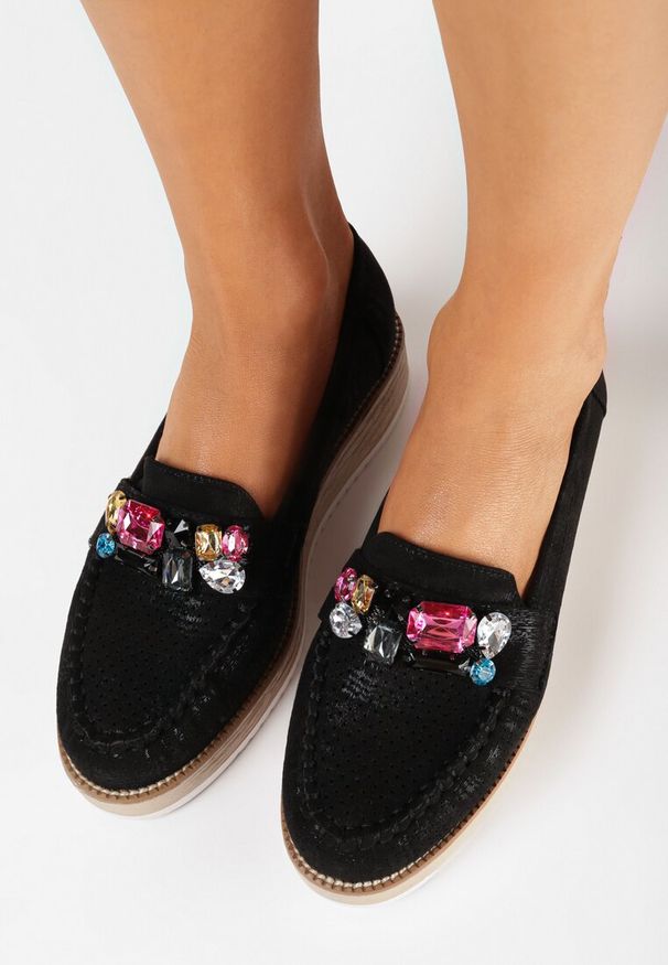 Born2be - Czarne Mokasyny z Ozdobną Perforacją i Kolorowymi Kamieniami Arniles. Kolor: czarny. Wzór: kolorowy
