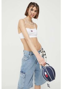 Tommy Jeans top damski kolor biały. Kolor: biały. Materiał: bawełna, poliester, dzianina. Długość rękawa: na ramiączkach. Wzór: aplikacja #7