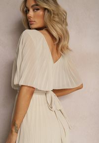 Renee - Beżowa Plisowana Sukienka z Gumką w Pasie z Falbaną Przy Dekolcie Drenia. Kolor: beżowy. Materiał: tkanina #5