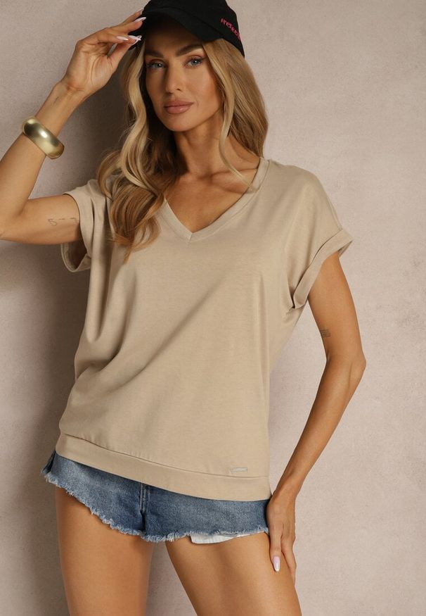 Renee - Beżowy Bawełniany T-shirt z Dekoltem w Serek Lireave. Okazja: na co dzień. Typ kołnierza: dekolt w serek. Kolor: beżowy. Materiał: bawełna. Styl: casual
