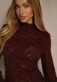 Renee - Bordowa Bluzka z Koronki ze Stójką i Falbankami przy Rękawach Nemira. Typ kołnierza: kołnierz z falbankami, kołnierzyk stójkowy. Kolor: czerwony. Materiał: koronka. Wzór: koronka #4