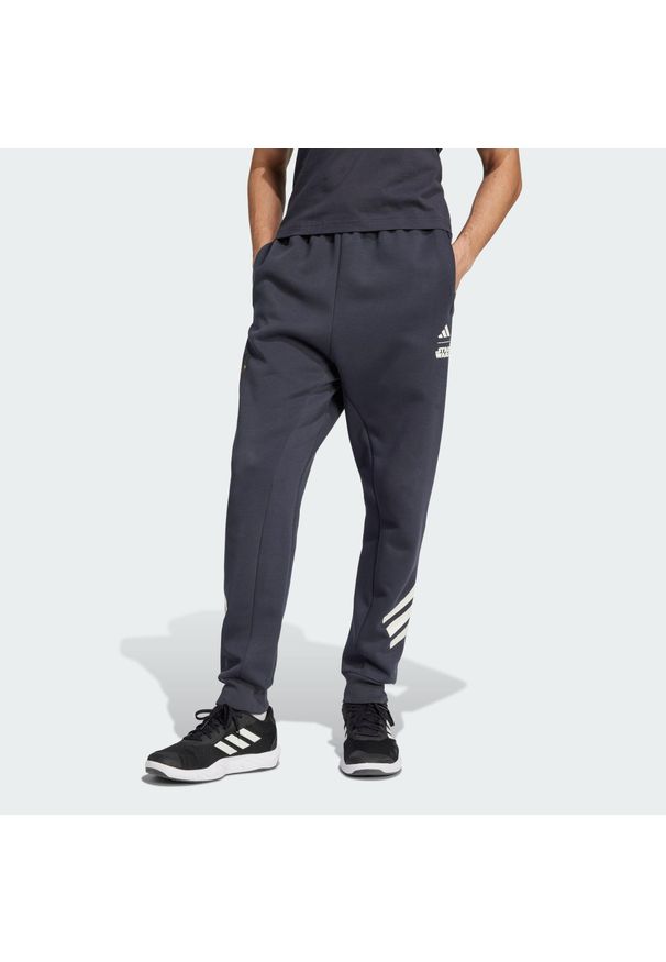 Spodnie Dresowe Adidas Star Wars The Mandalorian. Kolor: szary. Materiał: dresówka. Wzór: motyw z bajki. Sport: fitness