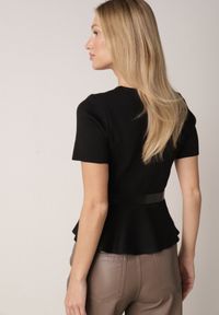Born2be - Czarna Bluzka Dzianinowa z Baskinką i Paskiem Lyvara. Okazja: na co dzień. Kolor: czarny. Materiał: dzianina. Styl: casual, klasyczny #4