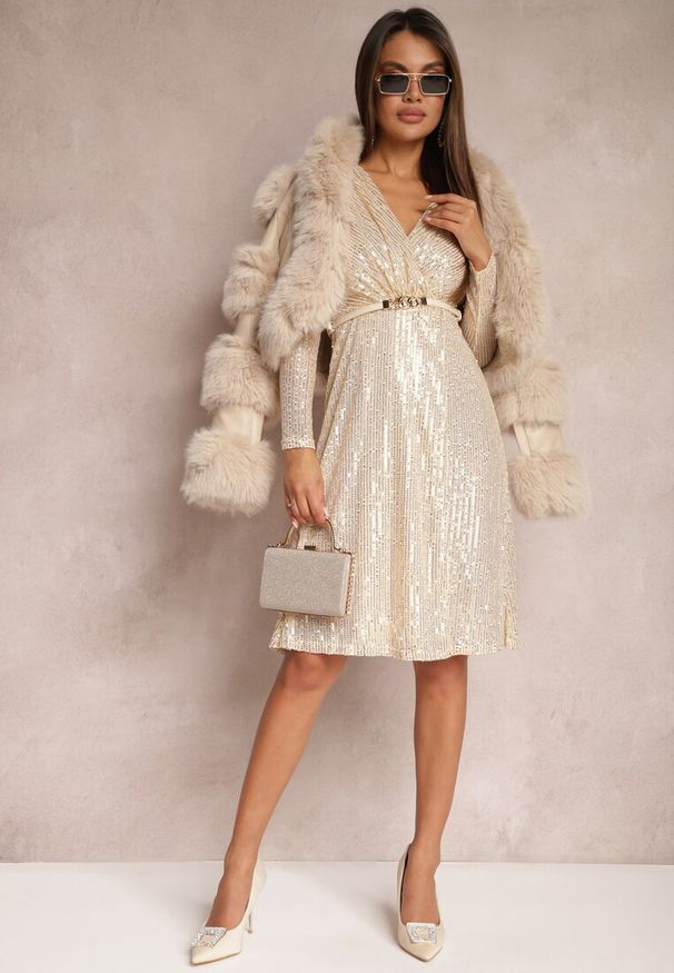 Renee - Złota Rozkloszowana Sukienka Midi w Cekiny z Kopertowym Dekoltem Junicca. Kolor: złoty. Typ sukienki: kopertowe. Długość: midi