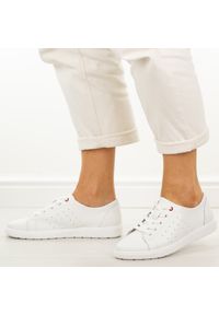 Białe skórzane półbuty damskie Filippo Dp7556/26. Okazja: na co dzień. Zapięcie: sznurówki. Kolor: biały. Materiał: skóra. Sezon: wiosna, lato. Styl: casual, klasyczny #1