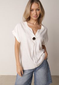 Born2be - Biała Nietoperzowa Bluzka z Krótkim Rękawem z Lnem i Wiskozą Isirtila. Okazja: na co dzień, do pracy. Kolor: biały. Materiał: wiskoza, len. Długość rękawa: krótki rękaw. Długość: krótkie. Sezon: lato. Styl: casual, klasyczny, elegancki #1