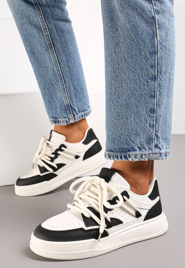 Renee - Biało-Czarne Sneakersy Sylvena. Nosek buta: okrągły. Zapięcie: sznurówki. Kolor: biały. Materiał: materiał. Obcas: na obcasie. Wysokość obcasa: niski