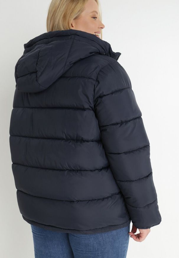 Born2be - Granatowa Kurtka z Kapturem Pikowana Bauwens. Okazja: na co dzień. Typ kołnierza: kaptur. Kolekcja: plus size. Kolor: niebieski. Długość: długie. Wzór: aplikacja. Materiał: jeans, materiał, futro. Długość rękawa: długi rękaw. Sezon: zima, jesień. Styl: casual
