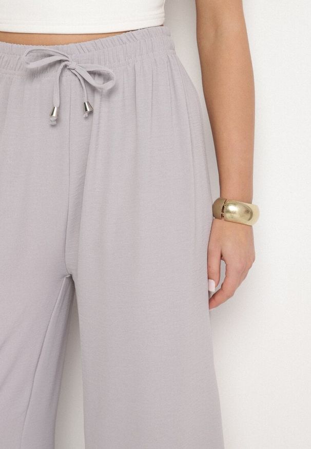 Born2be - Szare Szerokie Spodnie z Bawełną Ozdobione Wiązaniem Rosadira. Okazja: na co dzień. Kolor: szary. Materiał: bawełna. Wzór: aplikacja. Styl: casual, klasyczny