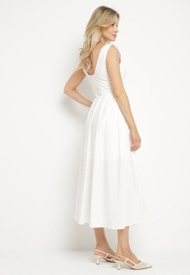 Born2be - Biała Sukienka Bawełniana o Rozkloszowanym Fasonie z Dekoltem Łódką i Kieszeniami Elenira. Typ kołnierza: dekolt w łódkę. Kolor: biały. Materiał: bawełna. Typ sukienki: rozkloszowane. Styl: elegancki