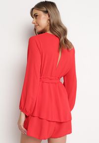 Born2be - Czerwona Kopertowa Sukienka Kombinezon Mini z Falbanką Bomina. Typ kołnierza: kołnierz z falbankami. Kolor: czerwony. Materiał: materiał. Typ sukienki: kopertowe. Długość: mini #4