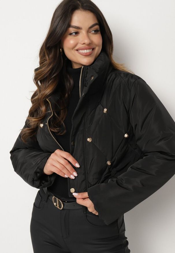 Born2be - Czarna Pikowana Kurtka Puffer o Krótkim Kroju ze Stójką Zdobiona Napami Zinnavira. Okazja: na co dzień. Typ kołnierza: kołnierzyk stójkowy. Kolor: czarny. Materiał: jeans, materiał. Długość: krótkie. Wzór: aplikacja. Styl: casual, elegancki