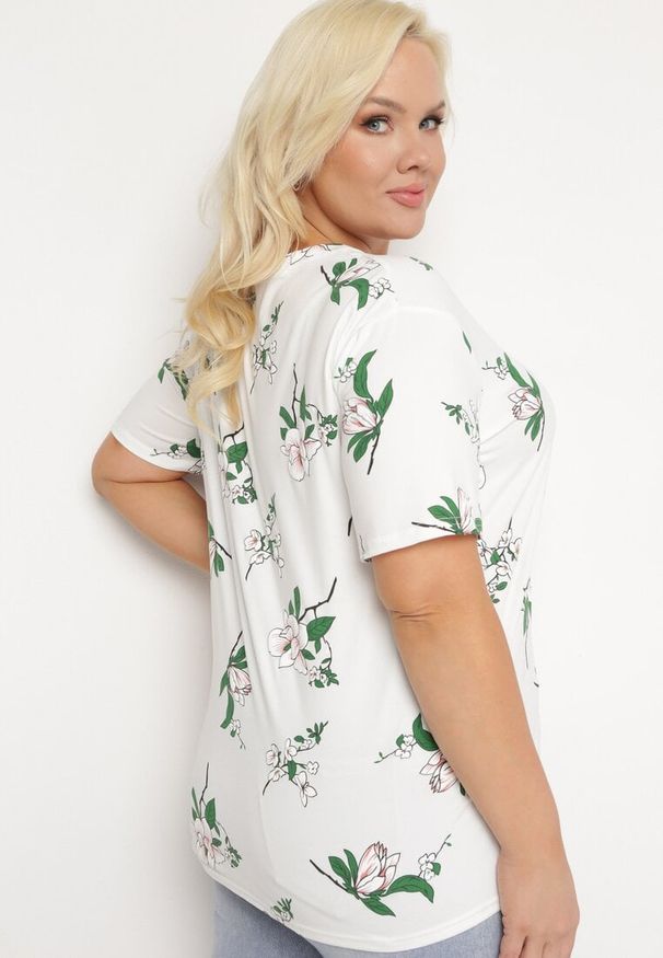 Born2be - Biały T-shirt Koszulka z Krótkim Rękawem w Kwiaty Henubia. Okazja: na co dzień. Kolekcja: plus size. Kolor: biały. Materiał: materiał. Długość rękawa: krótki rękaw. Długość: krótkie. Wzór: kwiaty. Styl: casual, elegancki