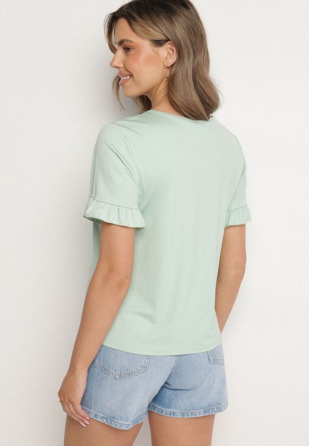 Born2be - Jasnozielona Bluzka z Dekoltem w Serek z Wiskozą Zdobiona Falbankami przy Rękawach Aliriva. Okazja: na co dzień. Typ kołnierza: kołnierz z falbankami, dekolt w serek. Kolor: zielony. Materiał: wiskoza. Wzór: aplikacja. Styl: elegancki, klasyczny, casual