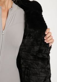 Born2be - Czarna Dwustronna Kurtka Parka Futerko z Kapturem Alorrise. Okazja: na co dzień. Typ kołnierza: kaptur. Kolor: czarny. Materiał: futro. Wzór: gładki. Styl: casual, elegancki #2