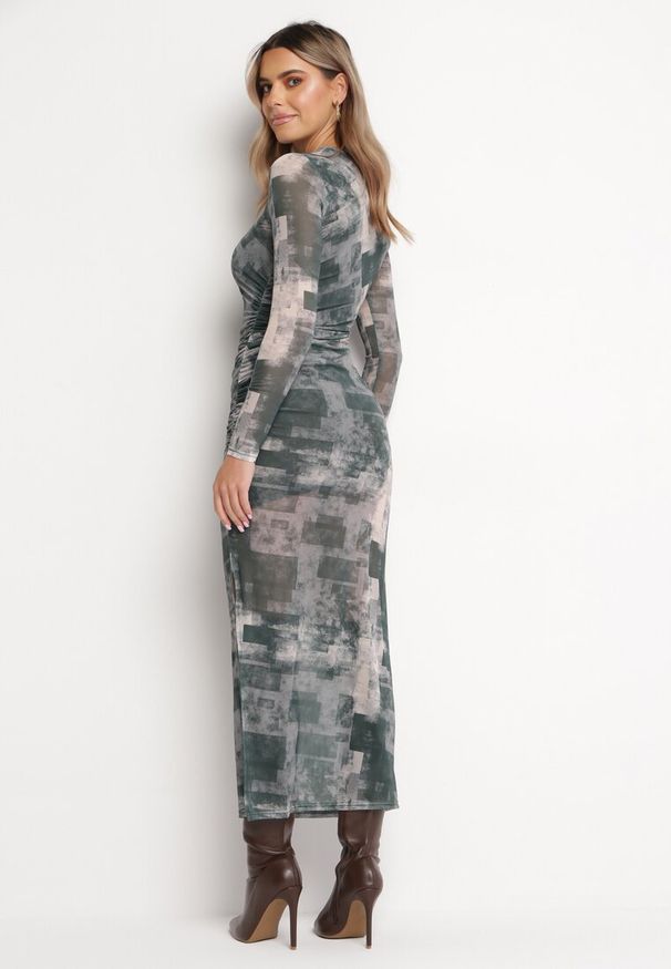 Born2be - Ciemnozielona Dopasowana Sukienka Maxi w Fantazyjny Print Sartine. Kolor: zielony. Wzór: nadruk. Długość: maxi