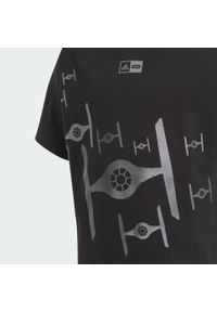 Adidas - Koszulka adidas x Star Wars Z.N.E.. Kolor: czarny. Wzór: motyw z bajki. Sport: joga i pilates