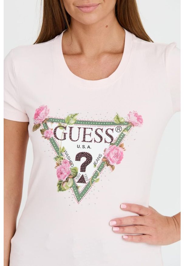 Guess - GUESS Różowy t-shirt Floral Triangle Tee. Kolor: różowy