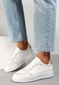 Renee - Biało-Złote Sneakersy Oreithoreia. Okazja: na co dzień. Zapięcie: sznurówki. Kolor: biały. Materiał: jeans. Szerokość cholewki: normalna. Wzór: aplikacja. Sezon: lato