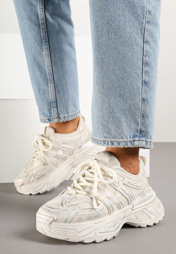 Renee - Beżowe Sneakersy na Platformie z Tłoczonym Wzorem Larrisna. Okazja: na co dzień. Kolor: beżowy. Materiał: jeans. Obcas: na platformie