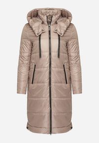 Born2be - Ciemnobeżowa Przejściowa Kurtka Pikowana z Kapturem i Suwakami po Bokach Fesunela. Okazja: na co dzień. Typ kołnierza: kaptur. Kolekcja: plus size. Kolor: beżowy. Materiał: jeans. Sezon: jesień. Styl: casual, klasyczny #3