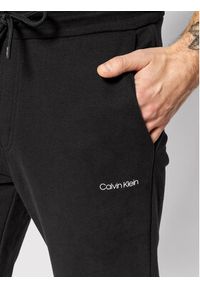 Calvin Klein Spodnie dresowe Small Logo K10K107954 Czarny Regular Fit. Kolor: czarny. Materiał: bawełna, dresówka