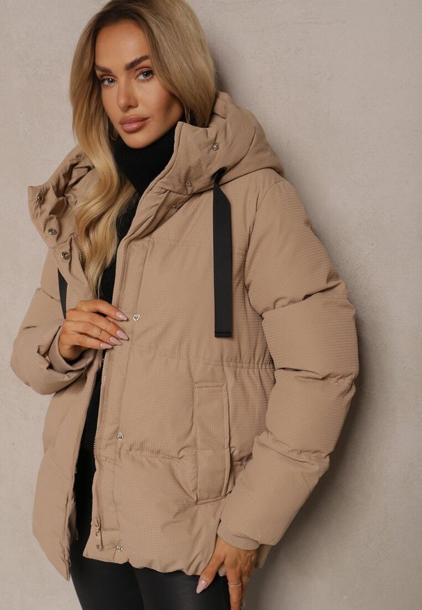 Renee - Ciemnobeżowa Kurtka Basic Pikowana z Nieodpinanym Kapturem Vertirya. Okazja: na co dzień. Kolor: beżowy. Materiał: jeans. Styl: casual, elegancki